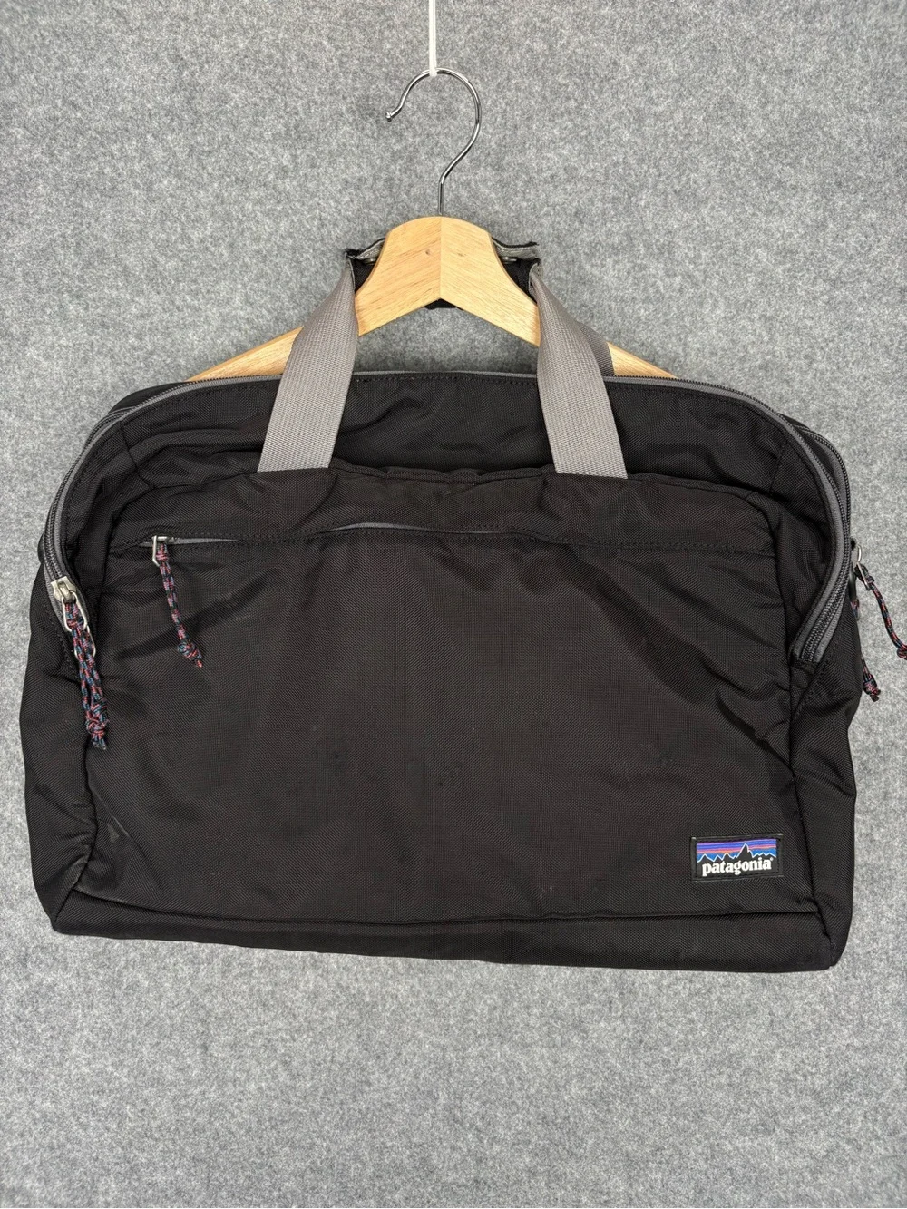 patagonia travel messenger bag Mini  Worn Wear and has a mesh divider to keep things organized Patagonia | Bags | Patagonia